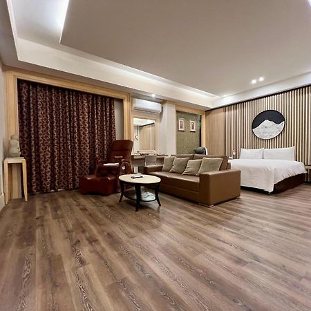 Cigar Motel Tainan Extérieur photo